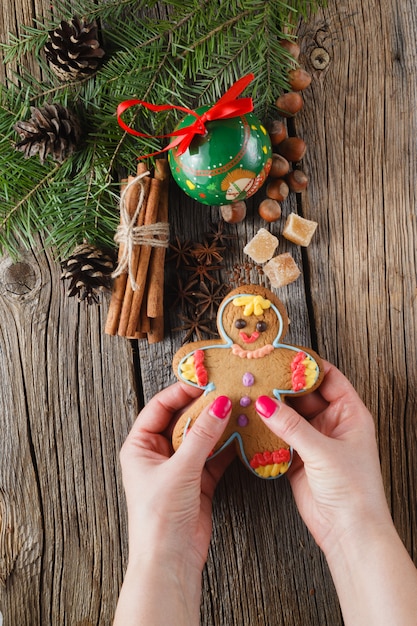 Foto gingerbread man su spezie, cannella e anice