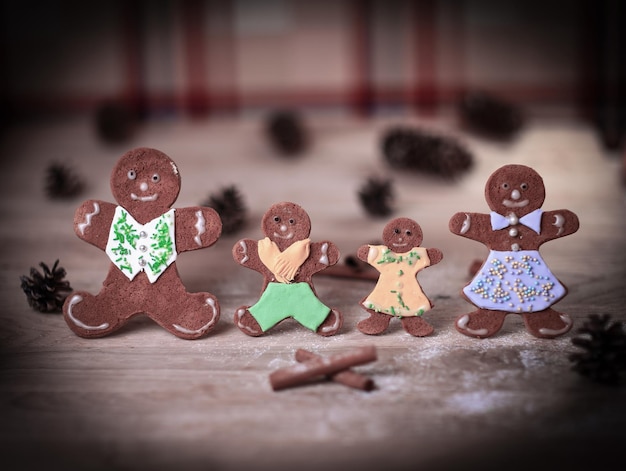 Gingerbread men and cinnamon sticks on the Christmas table