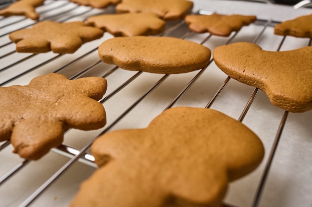 Gingerbread men on grill cooling it down