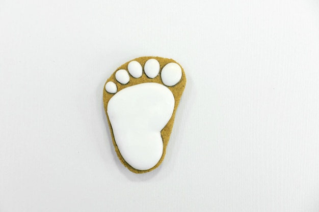 Photo gingerbread in the shape of a baby heel on a white background