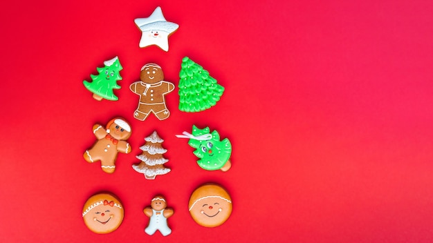 Pan di zenzero sul tavolo a forma di albero di natale biscotti capodanno zenzero e cannella torta