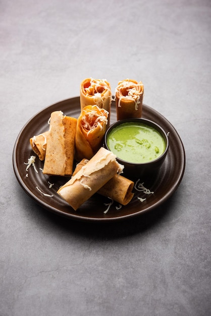 Gini of Jini Dosa is een streetfood-variëteit in Mumbai-stijl geserveerd in een bord met groene chutney