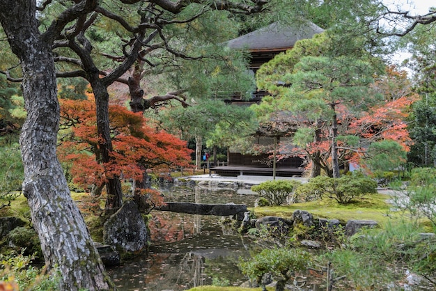 京都の秋の色の銀閣寺またはシルバーパビリオンの寺院