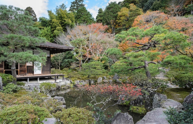 Ginkakujitempel met de herfstkleuren in Kyoto, Japan