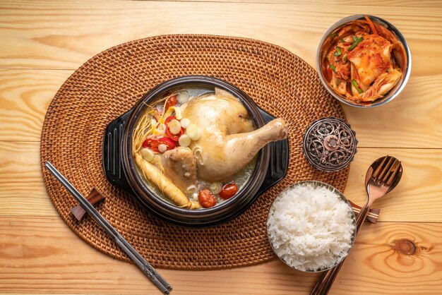 Куриный суп с женьшенем или традиционная корейская еда Samgyetang из курицы, фаршированной рисом