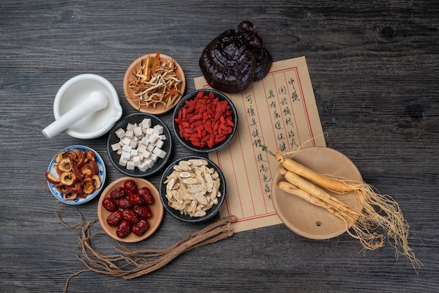 Ginseng en traditionele Chinese geneeskunde op tafel