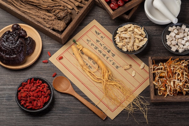 Ginseng en traditionele Chinese geneeskunde op tafel