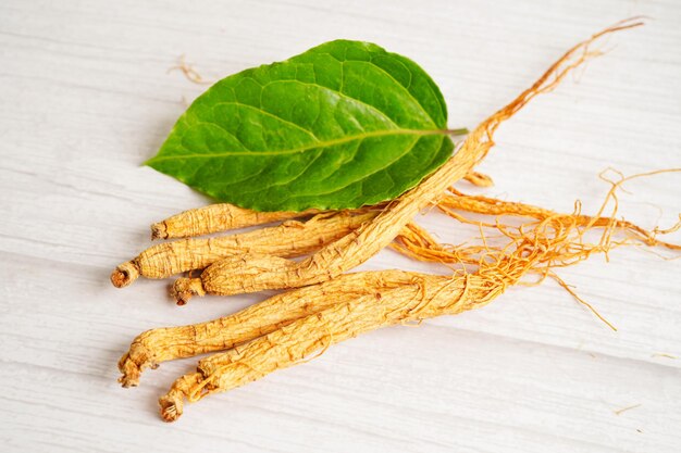 Photo ginseng roots and green leaf healthy food