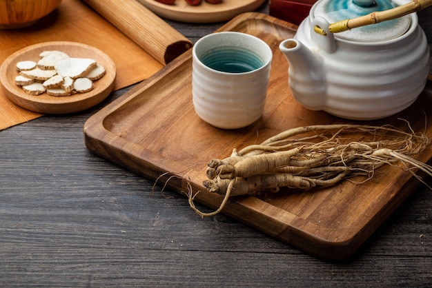 Ginseng e tazza di tè sono sul tavolo