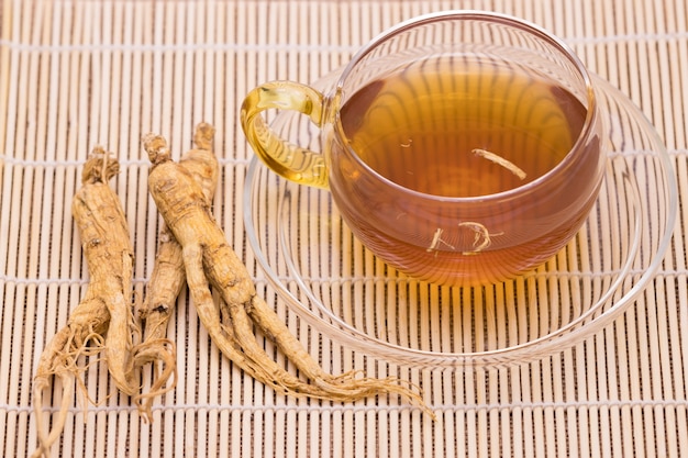 Ginseng-thee en droge Ginseng-wortels