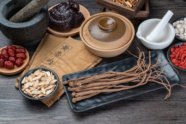 Photo ginseng and traditional chinese medicine on the table