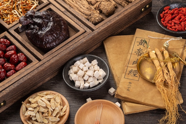 Photo ginseng and traditional chinese medicine on the table