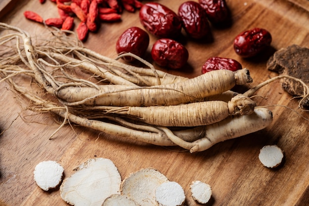 Ginseng, wolfberry and jujube are in the wooden plate