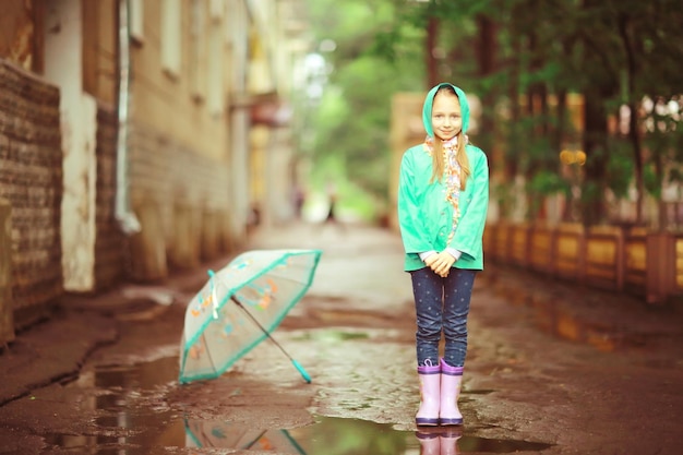 女の子 6歳 春の雨