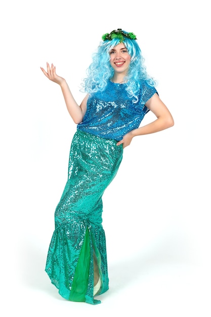 Девушка-актер в костюме русалки с голубыми волосами. Фигура выделена на белом фоне.