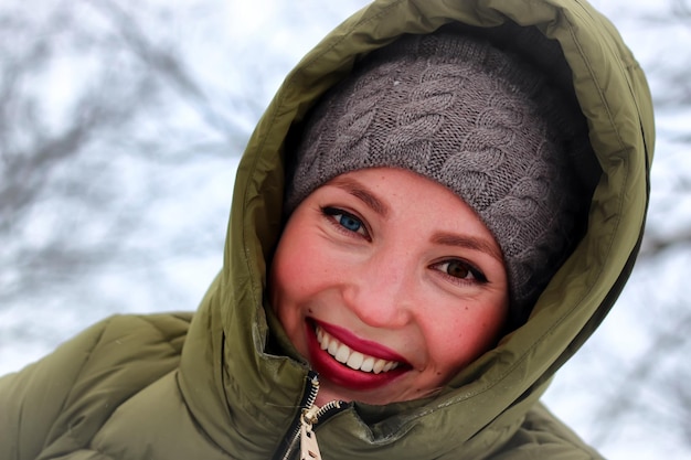 Девушка взрослый портрет улыбка зима