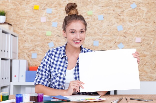 Foto ragazza che pubblicizza il tuo prodotto