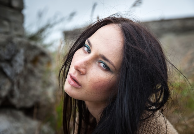 Ragazza contro natura e vecchio muro di cemento