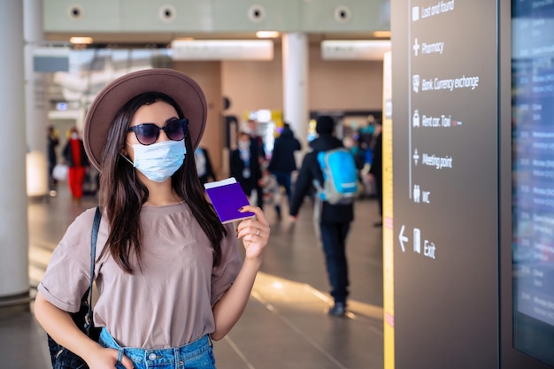 空港の机の女の子が飛行機を待つ