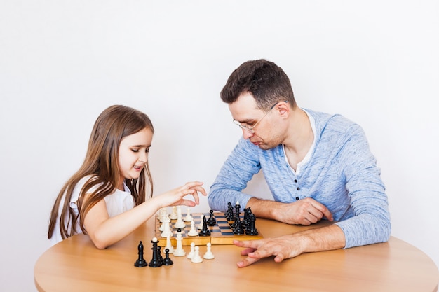 소녀와 아빠는 집에서 게임을하고, 체스, 뇌 발달을위한 퍼즐, 정신 지능