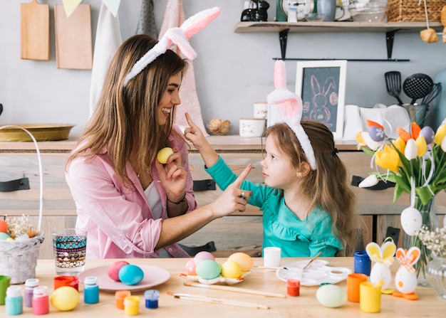 写真 女の子と楽しんでバニーの耳の母