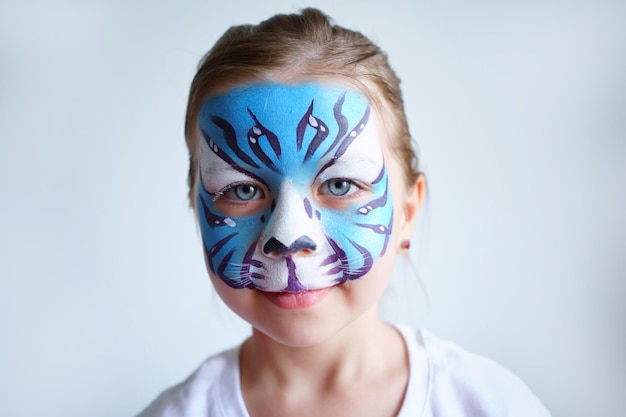 Девушка аква-макияж в виде голубого водного тигра зодиака на белом фоне