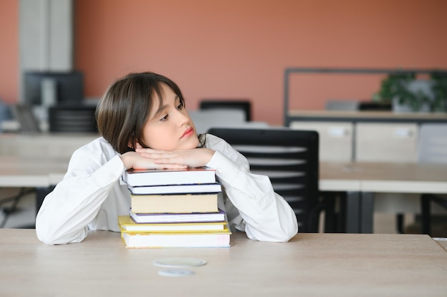 写真 学校の机に座る女の子