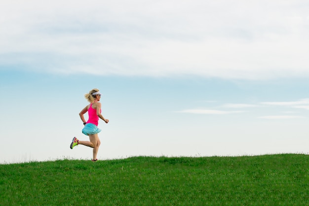 Foto l'atleta della ragazza funziona nel prato