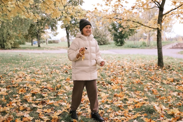 Ragazza nel parco d'autunno