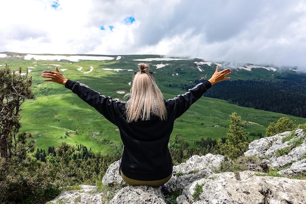 Adygea Russia 2021의 LagoNaki 고원의 고산 초원을 배경으로 한 소녀