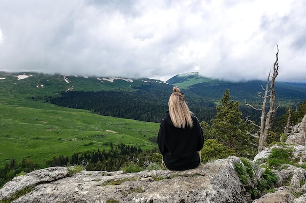 ロシアのアディゲ共和国のLagoNaki高原を背景にした少女