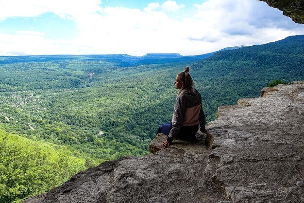 Девушка на фоне пейзажа Кавказских гор Орлиные скалы Горный шельф Мезмай