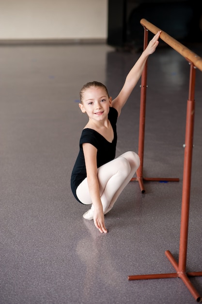 Девушка на уроке балета