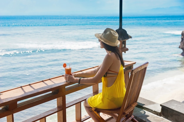 Foto la ragazza dietro il bar gode di una vista sul mare, bali