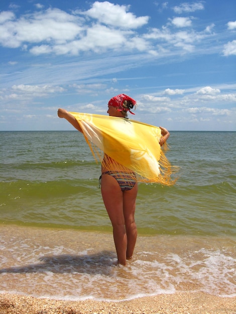 Photo girl in bathing suit standing at the seacoast