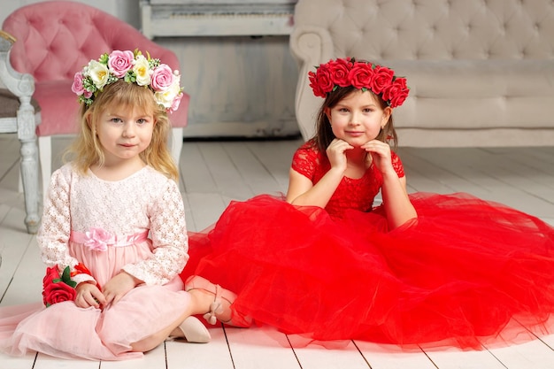 Una ragazza con un bel vestito e con una corona di fiori in testa una bellissima ragazza photosession primavera