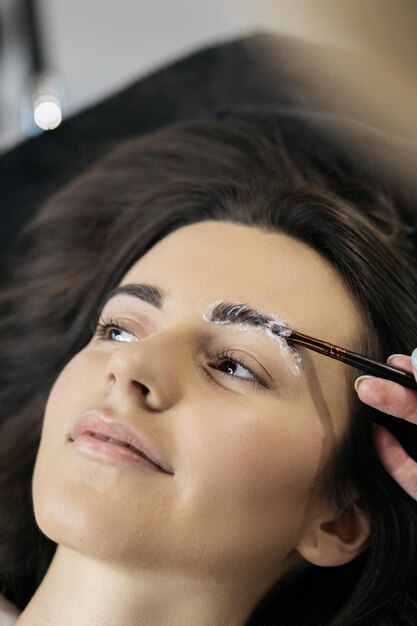 Photo a girl in a beauty salon girl on lamination of eyebrows