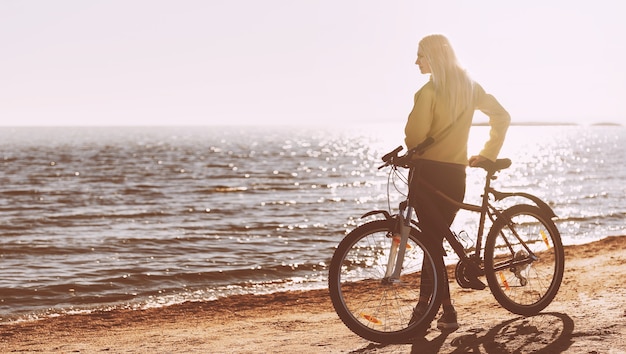 바다에서 자전거를 탄 소녀