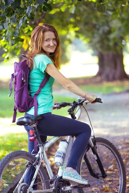 公園で自転車に乗っている女の子