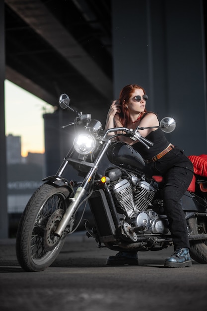 Photo girl biker sexually posing on motorcycle at night city