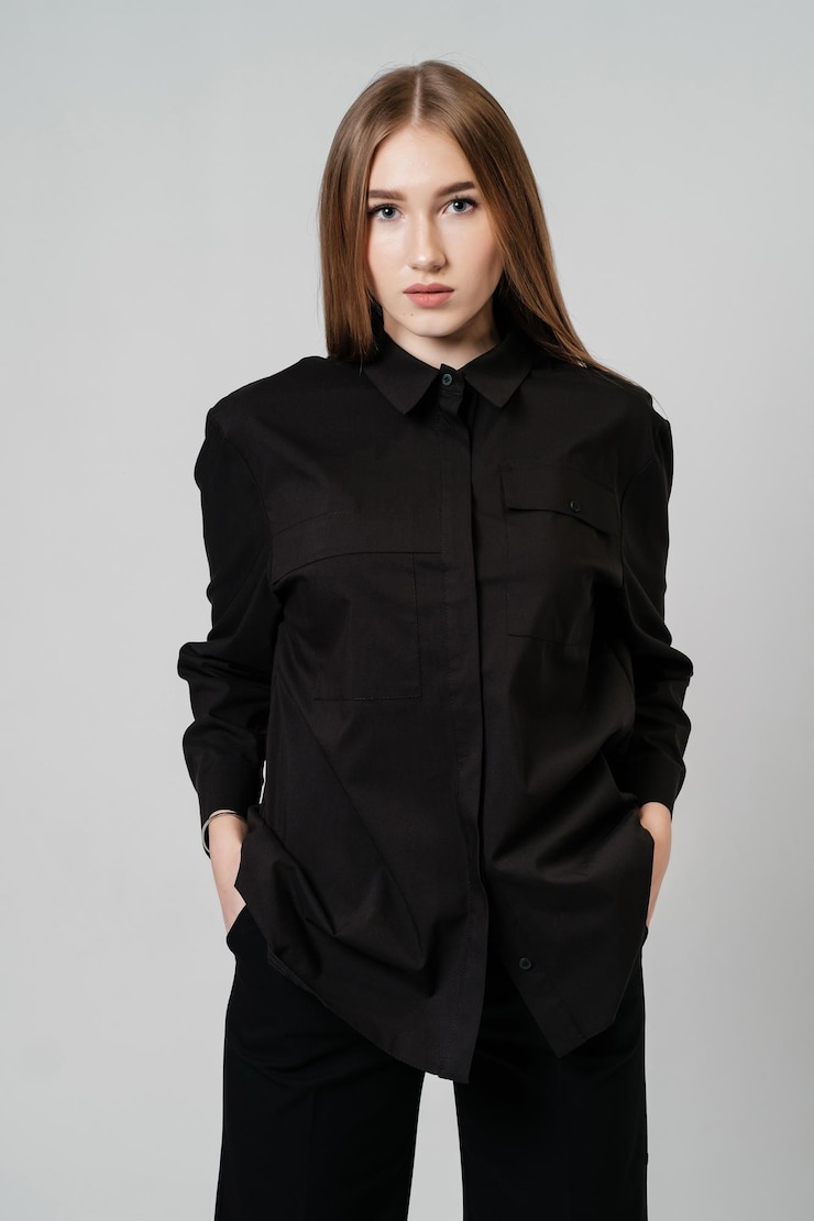 Photo 穿著黑色<unk>衫和黑色褲子的女孩