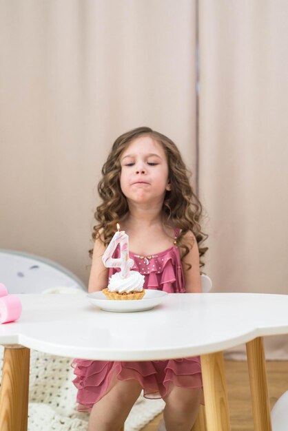 Photo a girl blowing out a candle on a birthday cake