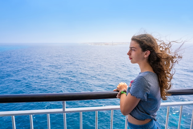 Photo girl in boat railing at formentera ibiza