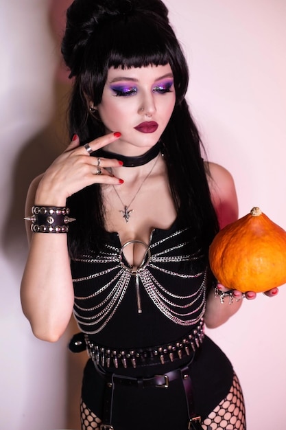 Photo girl in bodysuit with pumpkin