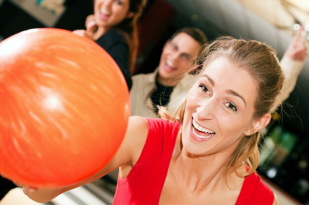 Ragazza bowling con gli amici