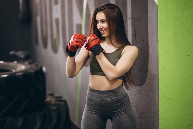 Ragazza di boxe in palestra