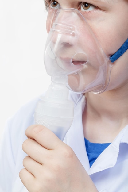 Foto la ragazza respira con la maschera facciale del nebulizzatore a getto