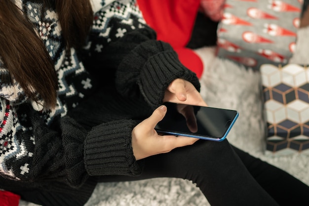 Girl buys gifts over the Internet on the phone