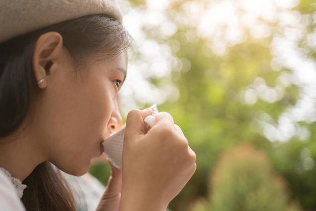 カフェの女の子が飲み物の味を楽しんでいるカフェの美しい若い女性