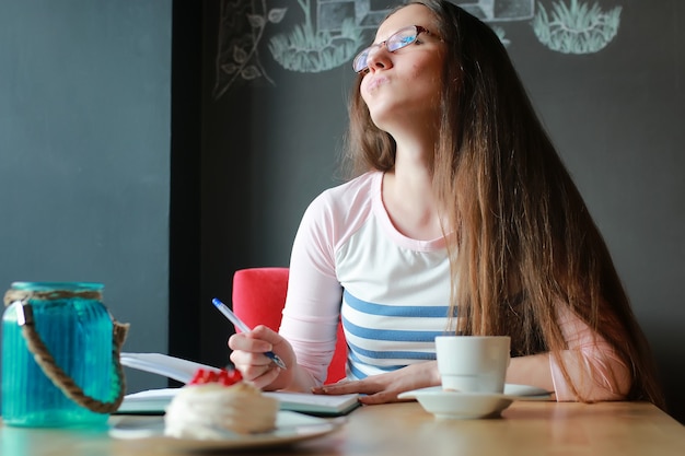 노트북으로 커피 한 잔을 위해 카페에 있는 소녀
